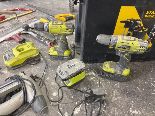 1469098-8 Collection of construction machines and tools - DeWalt, Ryobi and others