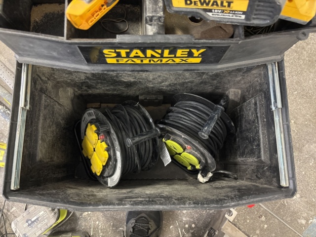 1469098-11 Collection of construction machines and tools - DeWalt, Ryobi and others