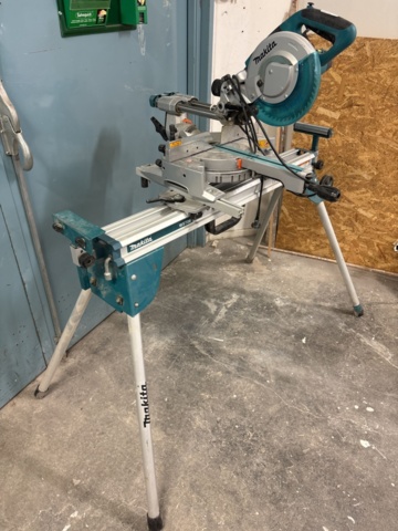 1469100-8 Crosscut and miter saw on mobile saw table - Makita LS0815FL / WST06