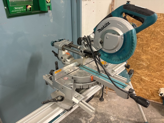 1469100-2 Crosscut and miter saw on mobile saw table - Makita LS0815FL / WST06