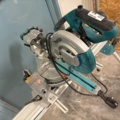 1469100-4 Crosscut and miter saw on mobile saw table - Makita LS0815FL / WST06