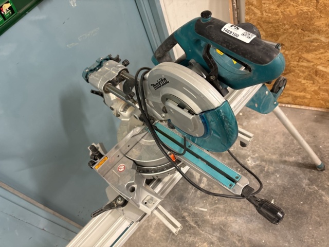 1469100-4 Crosscut and miter saw on mobile saw table - Makita LS0815FL / WST06
