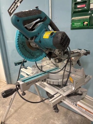 1469100-3 Crosscut and miter saw on mobile saw table - Makita LS0815FL / WST06