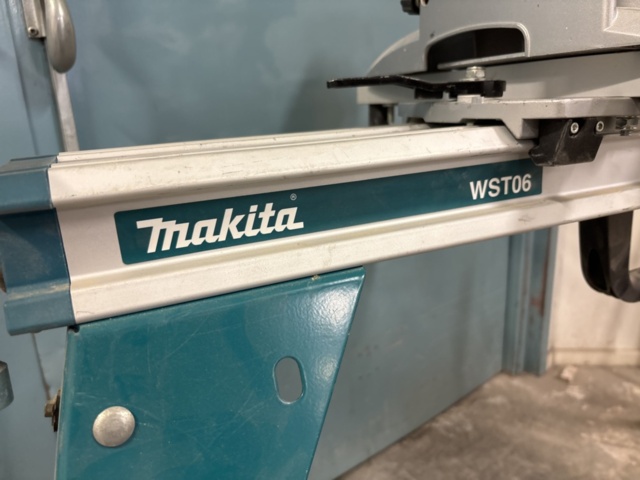 1469100-7 Crosscut and miter saw on mobile saw table - Makita LS0815FL / WST06