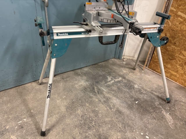 1469100-6 Crosscut and miter saw on mobile saw table - Makita LS0815FL / WST06