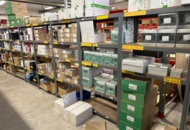 1482261 Lagerhyllor 9 st med innehåll - Normkapslar, brytare, smart dongles, m.m.