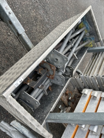 1455016-11 Scaffolding trailer with frame scaffolding parts - Monzon / Tysse