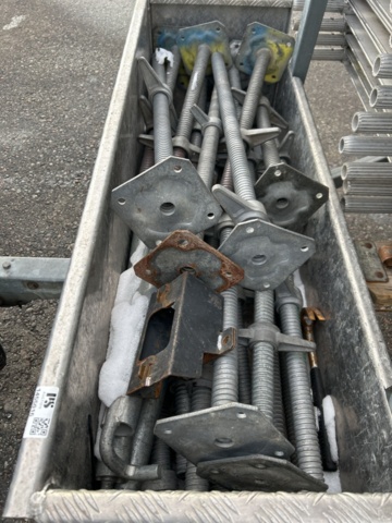 1455016-12 Scaffolding trailer with frame scaffolding parts - Monzon / Tysse