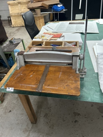 1491782-4 Manual table guillotine / paper cutter