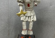 1436348 Plastic statue approx. 250 cm high "Pennywise" - IT Chapter Two - Muckle Mannequins