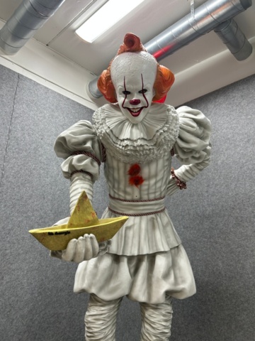 1436348-3 Plastic statue approx. 250 cm high "Pennywise" - IT Chapter Two - Muckle Mannequins