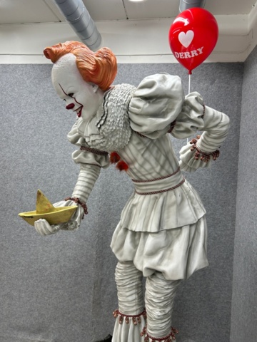 1436348-5 Plastic statue approx. 250 cm high "Pennywise" - IT Chapter Two - Muckle Mannequins