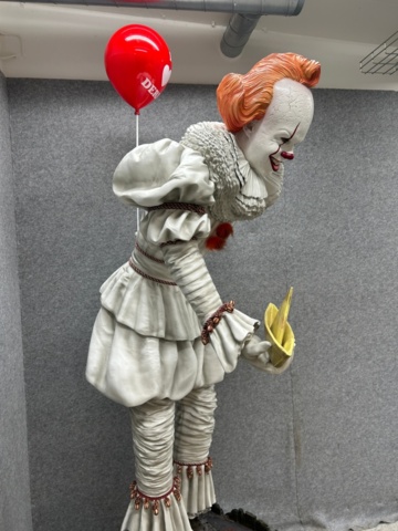 1436348-6 Plastic statue approx. 250 cm high "Pennywise" - IT Chapter Two - Muckle Mannequins