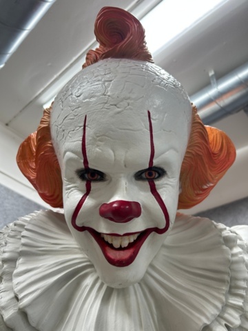 1436348-8 Plastic statue approx. 250 cm high "Pennywise" - IT Chapter Two - Muckle Mannequins