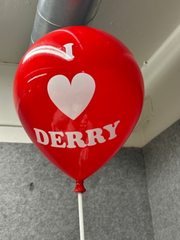 1436348-11 Plastic statue approx. 250 cm high "Pennywise" - IT Chapter Two - Muckle Mannequins