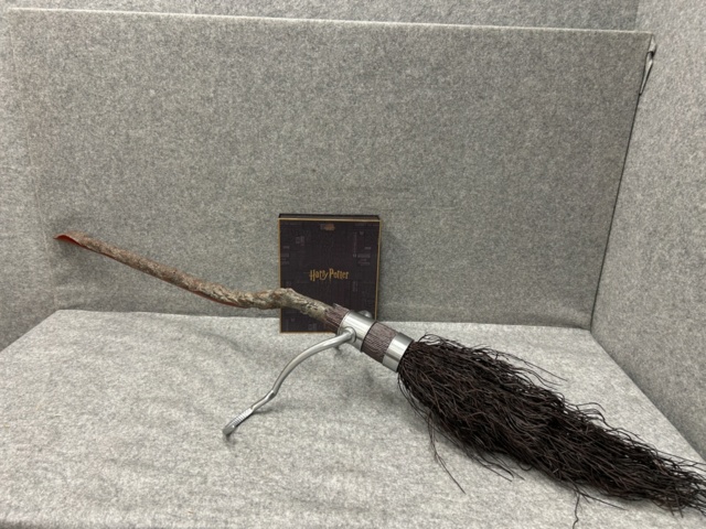 1436350-1 Broom - Harry Potter