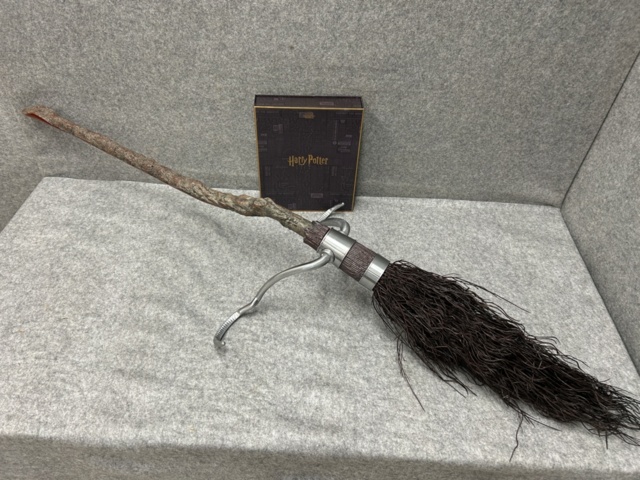 1436350-2 Broom - Harry Potter