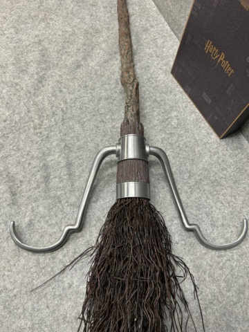 1436350-5 Broom - Harry Potter