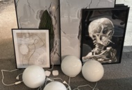 1469129 Belysning och ramade planscher