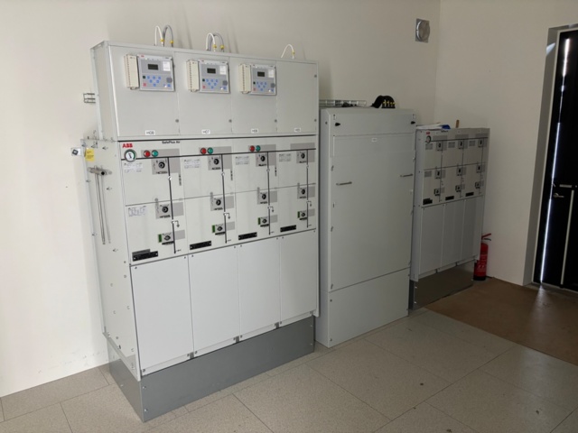 1404682-18 Medium voltage switchgear - ABB SafeRing Air / SafePlus Air, Modular housing