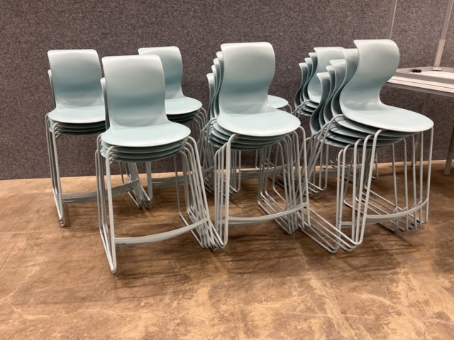 1492077-3 30 Kinnarps tables & 10 chairs