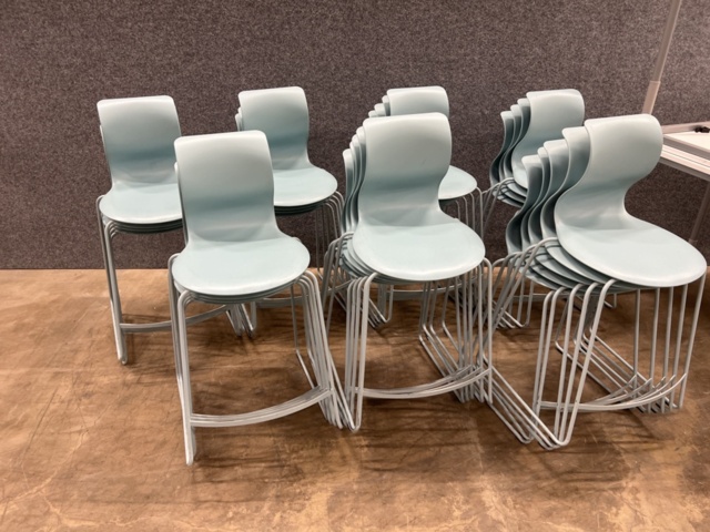 1492077-4 30 Kinnarps tables & 10 chairs