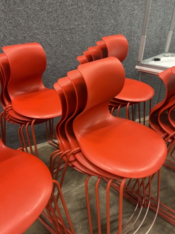 1492079-4 30 Kinnarps tables & 10 chairs