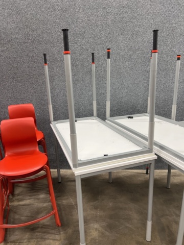 1492079-5 30 Kinnarps tables & 10 chairs