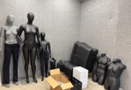 1436159 Samling med skyltdockor med stativ