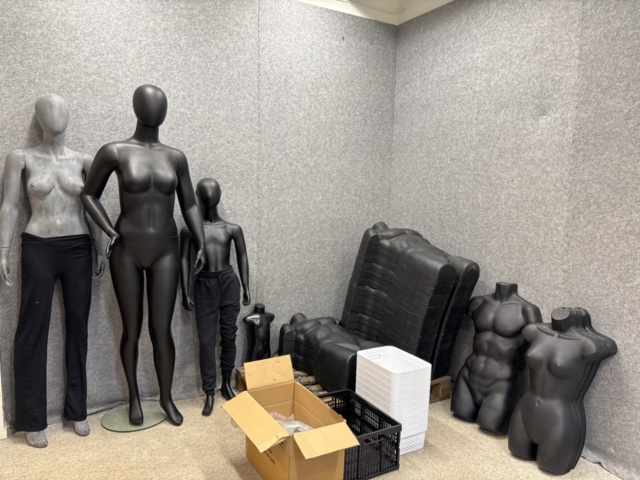 1436159-1 Samling med skyltdockor med stativ