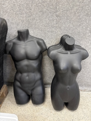 1436159-2 Samling med skyltdockor med stativ