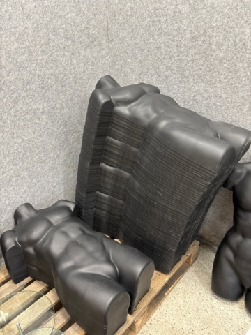 1436159-3 Samling med skyltdockor med stativ