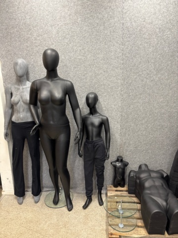 1436159-4 Samling med skyltdockor med stativ