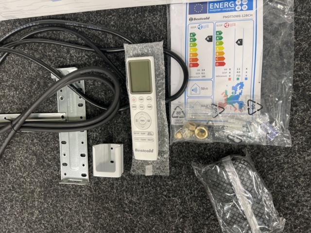 1492599-11 5 pcs Air source heat pumps for Nordic climate 12000 BTU, 3520W