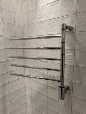 1401331-7 Duschvägg med Tidy hylla och handdukstork