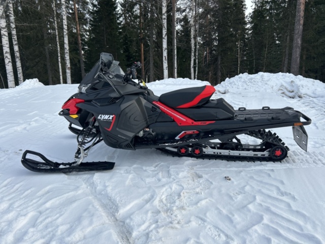 1435710-8 Snöskoter Lynx Adventure 3700 600 ACE -2024