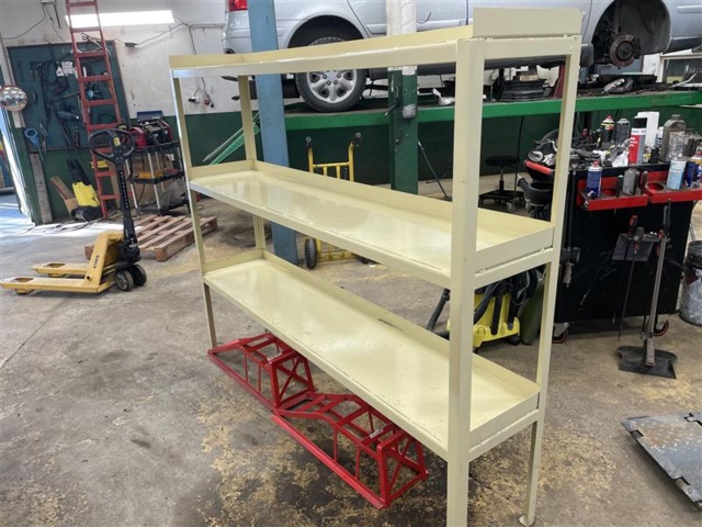 1471229-1 Metal shelving with drive-in/drive-up ramps