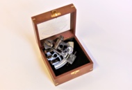 1492874 Mässingssextant i antikt/nautiskt utseende