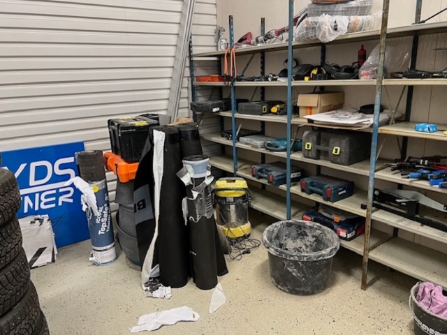 1351398-1 Kontorsutrustning, maskiner och byggmaterial