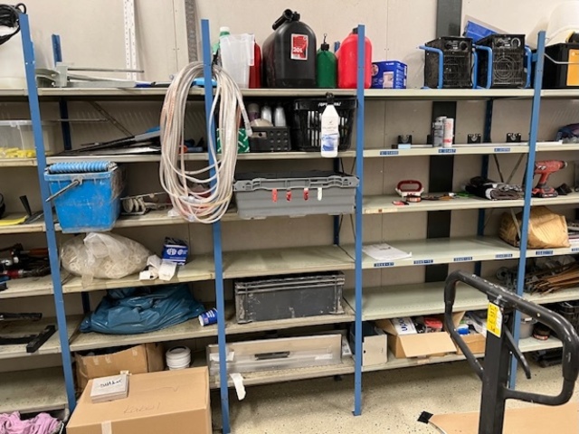 1351398-2 Kontorsutrustning, maskiner och byggmaterial