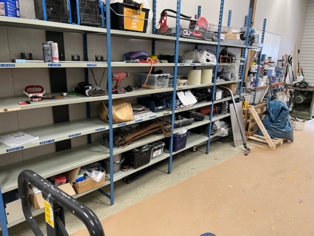 1351398-3 Kontorsutrustning, maskiner och byggmaterial