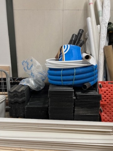 1351398-8 Kontorsutrustning, maskiner och byggmaterial