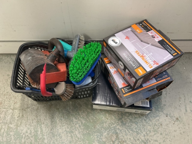 1455020-9 Collection of various garden equipment, construction and miscellaneous (updated)