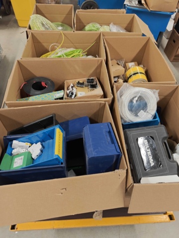 1435722-1 Kartonger med elmaterial och installationskomponenter
