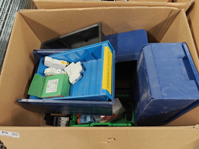 1435722-2 Kartonger med elmaterial och installationskomponenter