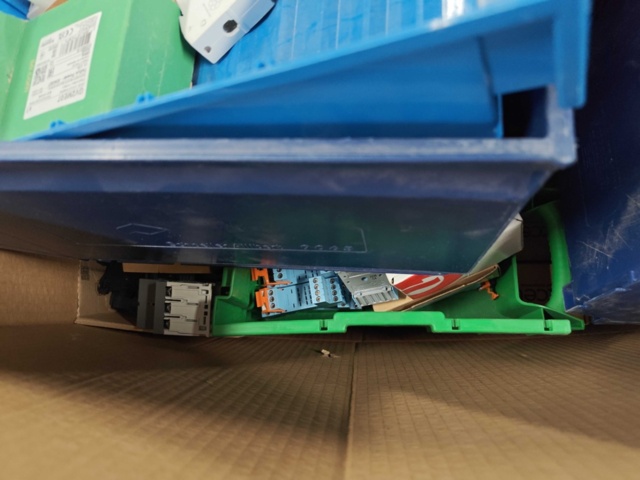 1435722-3 Kartonger med elmaterial och installationskomponenter