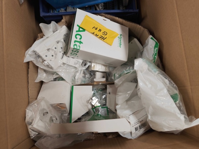 1435722-5 Kartonger med elmaterial och installationskomponenter