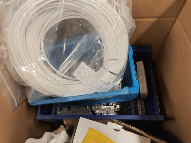 1435722-6 Kartonger med elmaterial och installationskomponenter