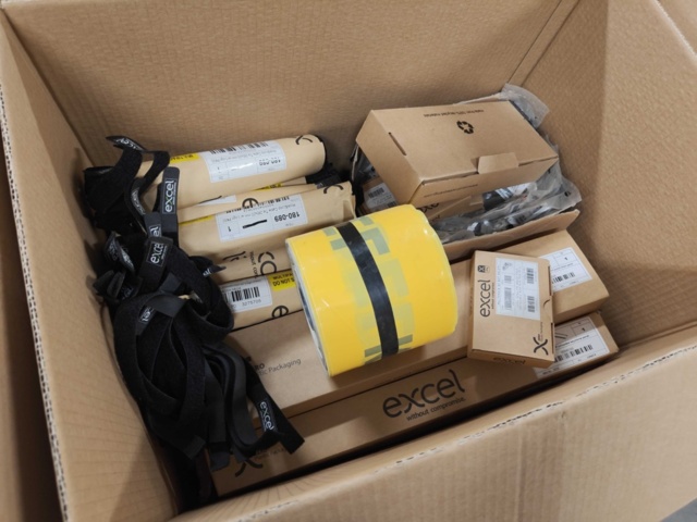 1435722-8 Kartonger med elmaterial och installationskomponenter