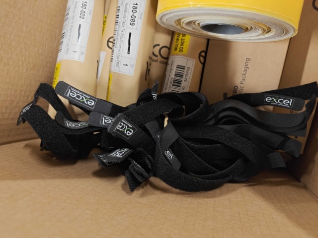 1435722-9 Kartonger med elmaterial och installationskomponenter